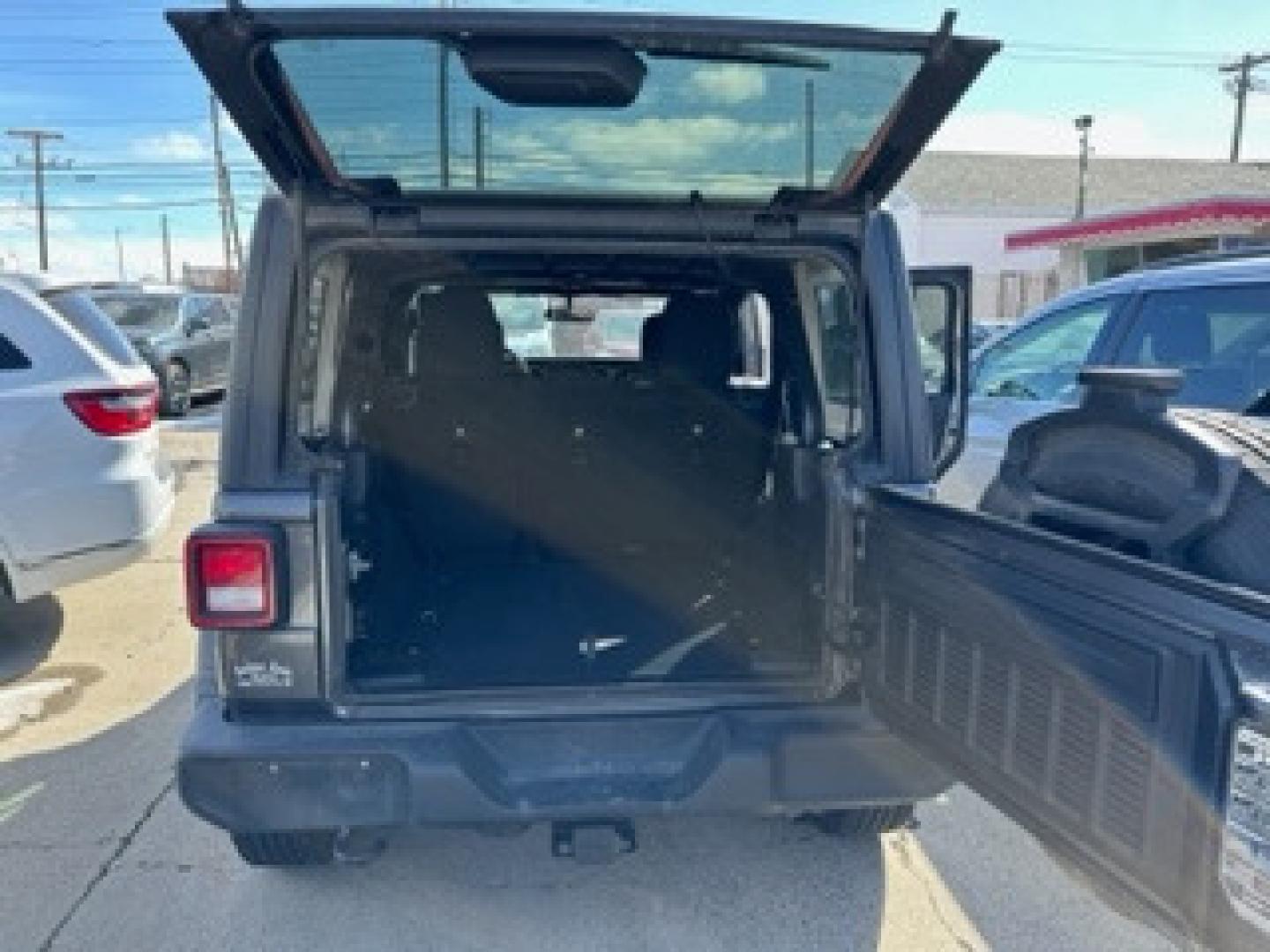 2018 SILVER Jeep Wrangler JK Unlimited Sport (1C4HJXDG8JW) with an 3.6L V6 DOHC 24V FFV engine, 6A transmission, located at 3200 1st Avenue North, Billings, MT, 59101, (406) 245-9055, 45.779270, -108.510742 - Super Sharp Jeep Unlimited Sport 4 door Hardtop! Automatic, 6 Cylinder Engine, Air Conditioning, Sport Package, Rear Mounted Spare Tire, Tow Package, One Owner and Much More! CarFax Dealer. Auto Brokers of Montana/AA&A Auto Rental/Fox Car Rental Billings - Photo#8