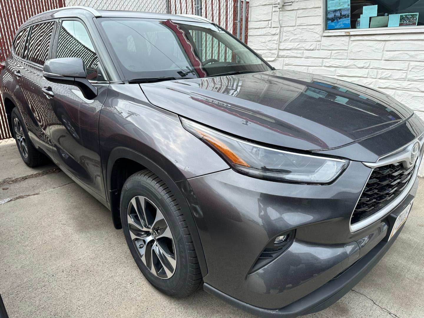 2021 SILVER Toyota Highlander XLE AWD V6 (5TDGZRBH0MS) with an 3.5L V6 DOHC 24V engine, 6A transmission, located at 3200 1st Avenue North, Billings, MT, 59101, (406) 245-9055, 45.779270, -108.510742 - Luxury Premium SUV Available for Rent. Leather Quad Seating, Power Moonroof, Power Heated Seats, Heated Steering Wheel, Tow Package, Running Boards and All the Whistles and Bells. Auto Brokers of Montana/AA&A Auto Rental/Fox Car Rental Billings - Photo#0