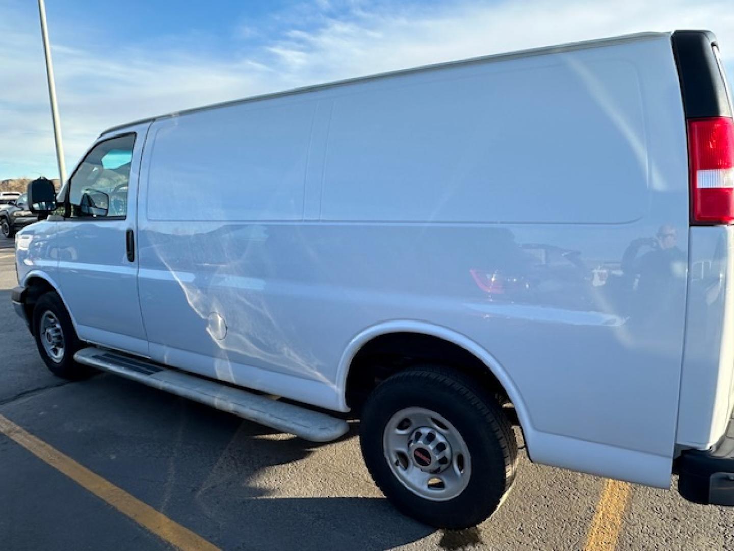 2022 White /Gray GMC Savana G2500 Cargo (1GTW7AFP6N1) with an 4.3L V6 engine, 6A transmission, located at 3200 1st Avenue North, Billings, MT, 59101, (406) 245-9055, 45.779270, -108.510742 - One Owner, Off-Lease 3/4 Ton Cargo Van. Bulk Head, Running Boards, Tilt Steering, Power Windows, Air Conditioning, Rear Cargo Floor Mat, 4.3 V6, and Only 27,000 Miles! CarFAx Dealer Auto Brokers of Montana/AA&A Auto Rental/Fox CAr Rental Billings - Photo#3