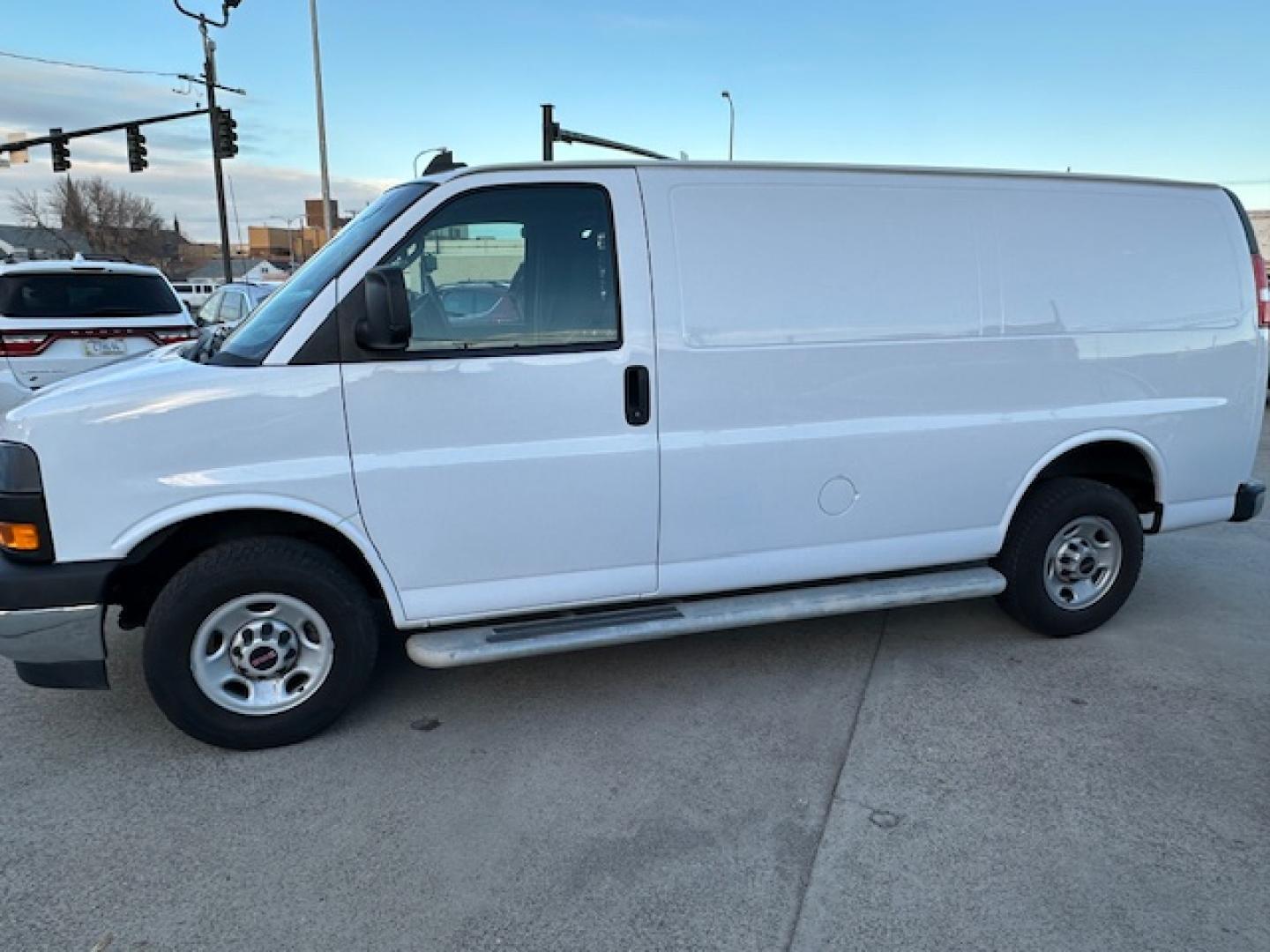 2022 White /Gray GMC Savana G2500 Cargo (1GTW7AFP6N1) with an 4.3L V6 engine, 6A transmission, located at 3200 1st Avenue North, Billings, MT, 59101, (406) 245-9055, 45.779270, -108.510742 - One Owner, Off-Lease 3/4 Ton Cargo Van. Bulk Head, Running Boards, Tilt Steering, Power Windows, Air Conditioning, Rear Cargo Floor Mat, 4.3 V6, and Only 27,000 Miles! CarFAx Dealer Auto Brokers of Montana/AA&A Auto Rental/Fox CAr Rental Billings - Photo#4